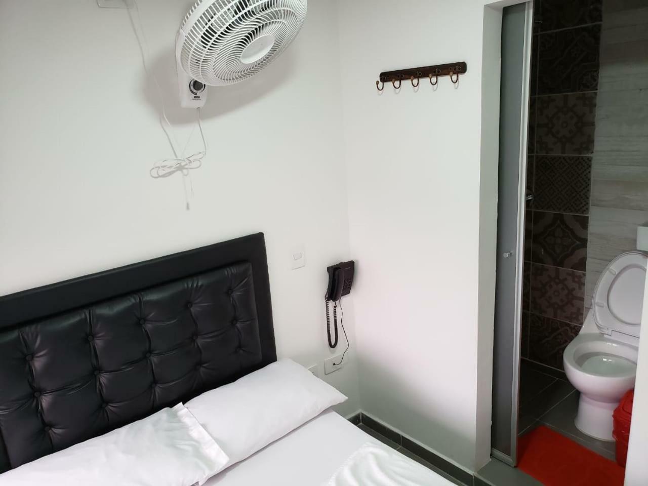 Hotel Zona Express Sandiego Медельин Экстерьер фото