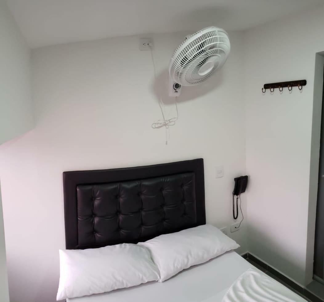 Hotel Zona Express Sandiego Медельин Экстерьер фото